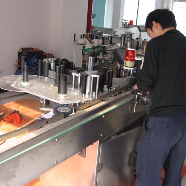 වතුර බෝතල් සඳහා බෝතල් බෙදුම්කරු සහිත සීමන්ස් පීඑල්සී ස්වයංක්‍රීය ලේබල් කිරීමේ යන්ත්‍රය