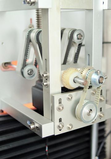 කැප් සහ බොඩි සීලිං හිස් දෙකක් සහිත අත් ලේබල් කිරීමේ යන්ත්‍රය හැකිලී යයි