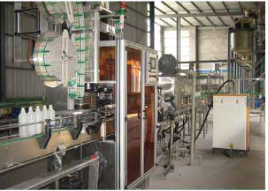 පීවීසී සහ පීඊටී බෝතල් සඳහා ජල ආරක්ෂිත සහ මලකඩ රහිත ස්ලයිව් ලේබල් යන්ත්‍රය