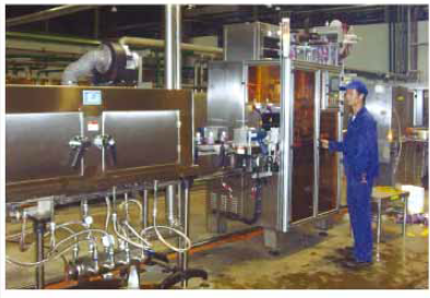 පීවීසී සහ පීඊටී බෝතල් සඳහා ජල ආරක්ෂිත සහ මලකඩ රහිත ස්ලයිව් ලේබල් යන්ත්‍රය