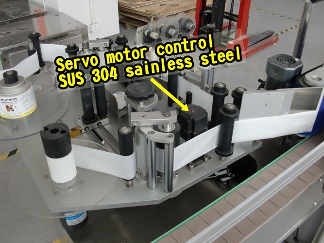 මිලි ලීටර් 10 කුඩා රවුම් බෝතලයක් ස්වයංක්‍රීය ස්වයං මැලියම් ලේබල් කිරීමේ යන්ත්‍රය ස්වයංක්‍රීය තිරස් ලේබල් කිරීම පමණි