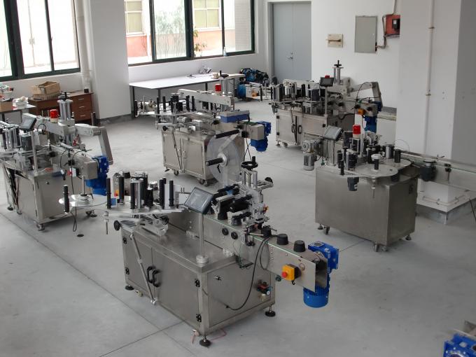 හතරැස් බෝතලය දෙපස තිරස් ලේබල් කිරීමේ යන්ත්‍රය සාමාන්‍ය හෝ අක්‍රමවත් බහාලුමක්