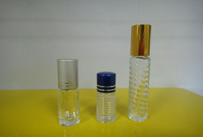 ස්වයං ඇලවුම් ස්ටිකරයක් සඳහා ස්වයංක්‍රීය කුඩා වට බෝතලය තිරස් වෑල් ලේබල් කිරීමේ යන්ත්‍රය