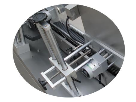 කඩදාසි නල ලේබල් කිරීමේ යන්ත්‍රය 500 රෝලර් ස්වයං මැලියම් රෙදි ස්ටිකර් ලේබලය