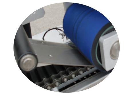 මිලි ලීටර් 10 කුඩා බෝතල් ලේබල් කිරීමේ යන්ත්‍රය සහතික ද්විත්ව ස්ථර ලේබල් ස්ටිකරයක් සමඟ