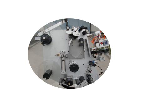 මිලි ලීටර් 10 කුඩා බෝතල් ලේබල් කිරීමේ යන්ත්‍රය සහතික ද්විත්ව ස්ථර ලේබල් ස්ටිකරයක් සමඟ