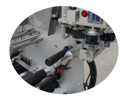 මිලි ලීටර් 10 කුඩා බෝතල් ලේබල් කිරීමේ යන්ත්‍රය සහතික ද්විත්ව ස්ථර ලේබල් ස්ටිකරයක් සමඟ