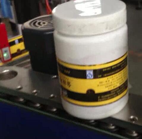 වටකුරු බෝතල් ලේබල් කිරීමේ යන්ත්‍රය, බෝතල් කිරීම සහ ලේබල් කිරීමේ යන්ත්‍රය බිම් සීනි බඳුන සඳහා