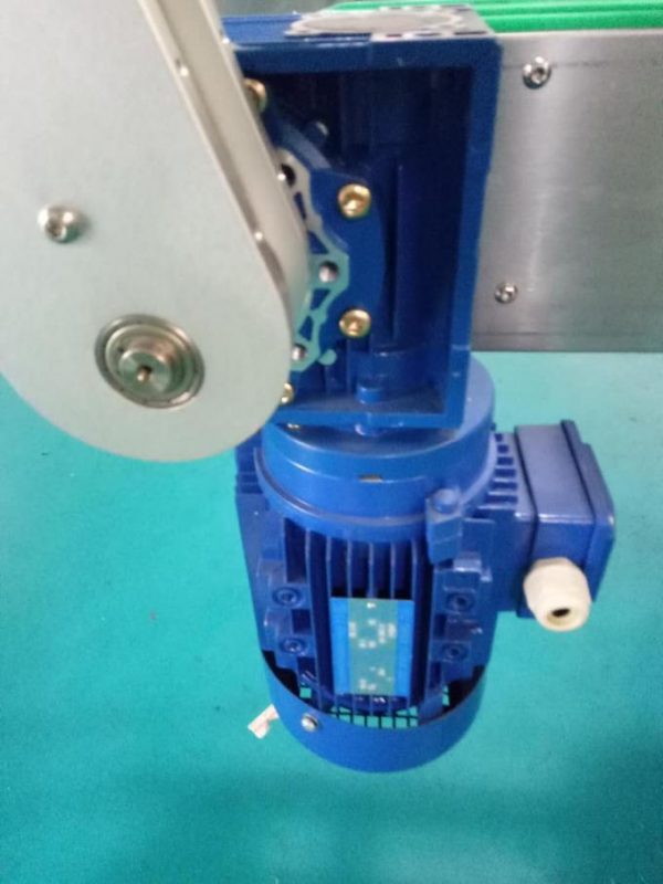 SUS304 කැබිනට් ද්වි පාර්ශවීය චතුරස්ර බෝතල් ස්ටිකර් ලේබල් කිරීමේ යන්ත්රය පුද්ගලික සත්කාර නිෂ්පාදන සමඟ