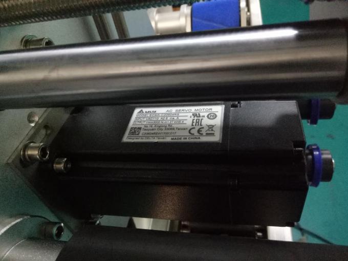 SUS304 කැබිනට් ද්වි පාර්ශවීය චතුරස්ර බෝතල් ස්ටිකර් ලේබල් කිරීමේ යන්ත්රය පුද්ගලික සත්කාර නිෂ්පාදන සමඟ