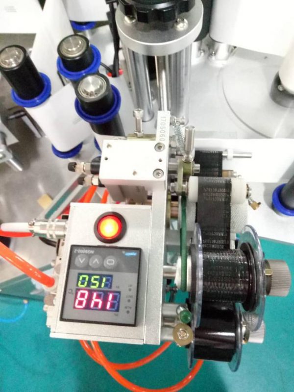 පේජිං උපාංගය සහ කේතීකරණ යන්ත්‍රය සහිත ස්වයංක්‍රීය ඩබල් පැති ස්ටිකර් ලේබල් කිරීමේ යන්ත්‍රය ලේබල් කරන්න