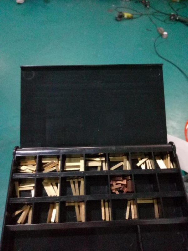 පේජිං උපාංගය සහ කේතීකරණ යන්ත්‍රය සහිත ස්වයංක්‍රීය ඩබල් පැති ස්ටිකර් ලේබල් කිරීමේ යන්ත්‍රය ලේබල් කරන්න