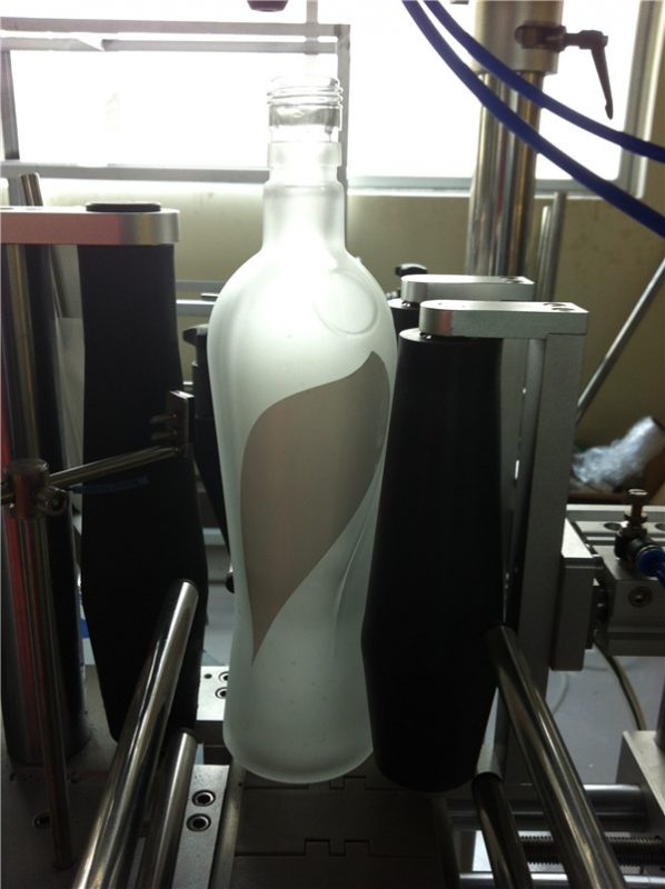 බීම කර්මාන්තය වටකුරු බෝතල් ස්ටිකර් ලේබල් කිරීමේ යන්ත්රය විද්යුත් ධාවක වර්ගය