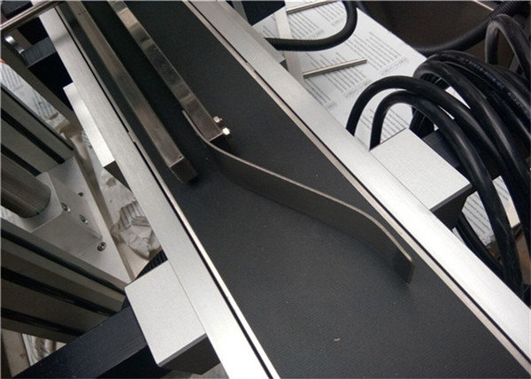 බෝතල් / භාජන / බහාලුම් සඳහා ස්වයංක්‍රීය ඉහළ ලේබල් කිරීමේ යන්ත්‍රය