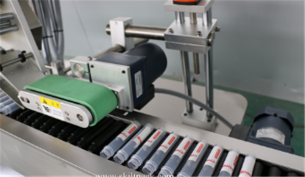 සර්වෝ මෝටර් වියාල් ස්ටිකර් ලේබල් කිරීමේ යන්ත්‍රය ස්වයංක්‍රීය සිට්කර් ඇම්පූල් ටියුබ්