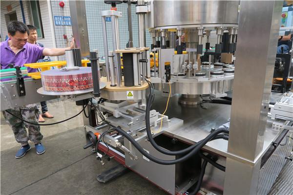 CE රොටරි ස්ටිකර් ලේබල් කිරීමේ යන්ත්‍රය තනි පූර්ණ ස්වයංක්‍රීය බෝතල් පියාපත්