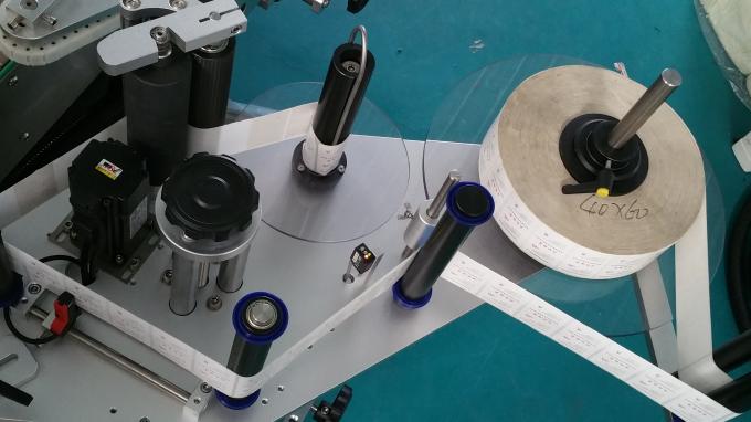 කිලෝ ග්‍රෑම් 25 ජාර් චතුරස්රයේ බෝතල් ස්ටිකර් යෙදුම් යන්ත්රය, පෝෂණ බෝතල් සහිත ලේබල් කිරීමේ යන්ත්රය ස්ථාවර වේගය