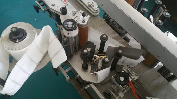 කිලෝ ග්‍රෑම් 25 ජාර් චතුරස්රයේ බෝතල් ස්ටිකර් යෙදුම් යන්ත්රය, පෝෂණ බෝතල් සහිත ලේබල් කිරීමේ යන්ත්රය ස්ථාවර වේගය