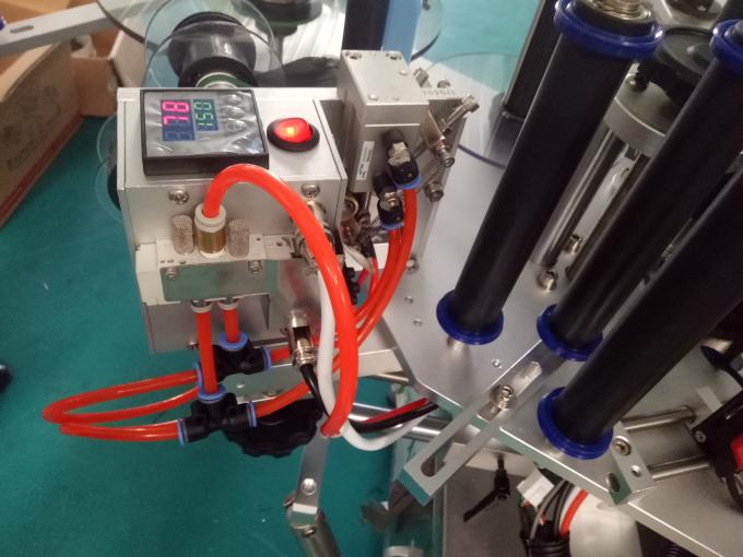 කේතීකරණ යන්ත්රය සමඟ අභිරුචිකරණය කරන ලද තුන් හෝ ද්විත්ව පැති ස්ටිකර් ලේබල් කිරීමේ යන්ත්රය