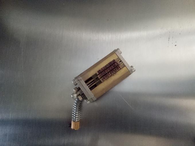 කේතීකරණ යන්ත්රය සමඟ අභිරුචිකරණය කරන ලද තුන් හෝ ද්විත්ව පැති ස්ටිකර් ලේබල් කිරීමේ යන්ත්රය