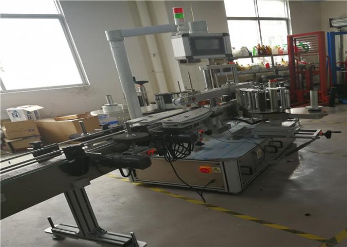 රසායනික, ජල ප්ලාස්ටික් බෝතල් සැරයටි 3 ලේබල් සඳහා ස්වයං මැලියම් ස්ටිකර් ලේබල් කිරීමේ යන්ත්‍රය