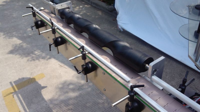 පාවිච්චි කරන ලද ස්වයංක්‍රීය කර්මාන්තශාලා මිල ස්වයං මැලියම් සැපයුම්කරු සඳහා චීන ඇසුරුම් රවුම් බෝතල් ලේබල් කිරීමේ යන්ත්‍රය