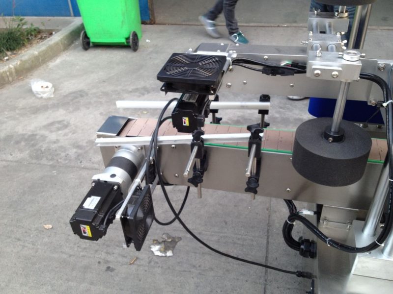 රවුම් බෝතලය සඳහා චයිනා සීතල / තෙත් උණු කළ මැලියම් ලේබල් යෙදුම් යන්ත්‍රය 50HZ 380V බල සැපයුම් සැපයුම්කරු