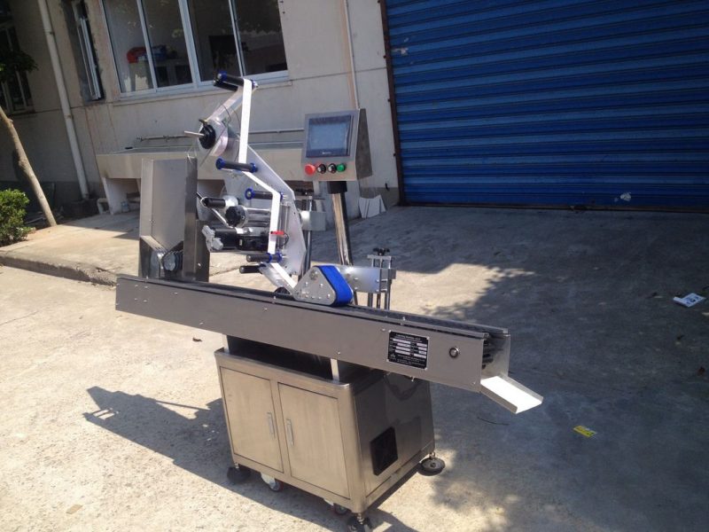 චීනය 12-25mm විෂ්කම්භය වටකුරු බෝතලය ස්වයං මැලියම් ස්ටිකර් තොල් සැරයටි ආලේපන සැපයුම්කරු සඳහා ස්වයංක්‍රීය ලේබල් කිරීමේ යන්ත්‍රය