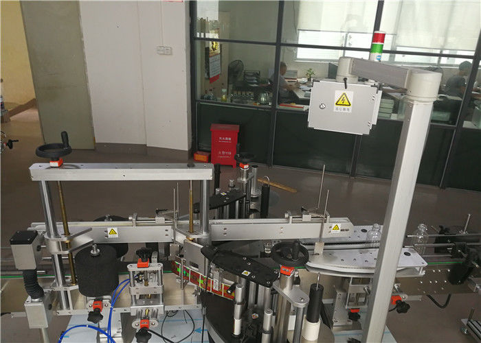 චීනයේ ස්වයංක්‍රීය ද්විත්ව පැති ස්ටිකර් ලේබල් යන්ත්‍රය, රූපලාවණ්‍ය කර්මාන්ත සැපයුම්කරු සඳහා ප්ලාස්ටික් බෝතල් ලේබල් කිරීමේ යන්ත්‍රය